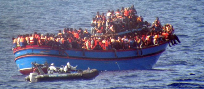 Photo prise par la marine italienne, en juin 2014, d'un navire de migrants à la dérive sur la Méditerranée. Le bateau transportait près de 600 personnes.