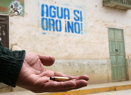 Un homme montre une balle après des heurts violents entre policiers et manifestants protestant contre le projet minier de Conga, à Cajamarca, au Pérou, le 5 juillet 2012 ©  AFP/Archives