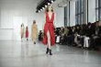 Fashion week: Jason Wu inspir&eacute; par Catherine Deneuve et la fourrure en vedette