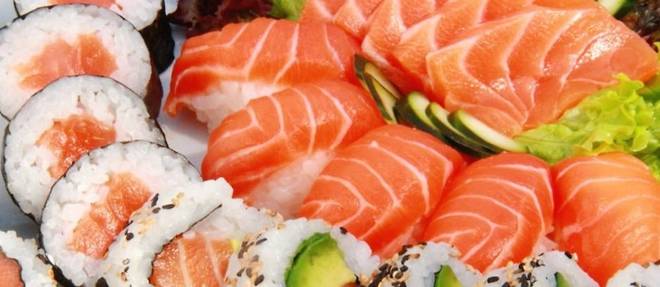 Assortiment de sushis, sashimis et makis.
