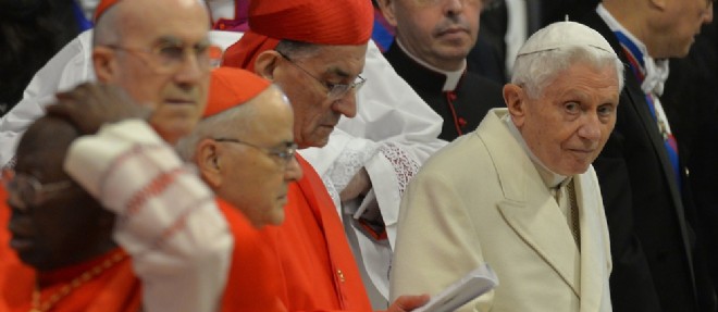 Joseph Ratzinger est apparu amaigri, samedi, dans la basilique Saint-Pierre.