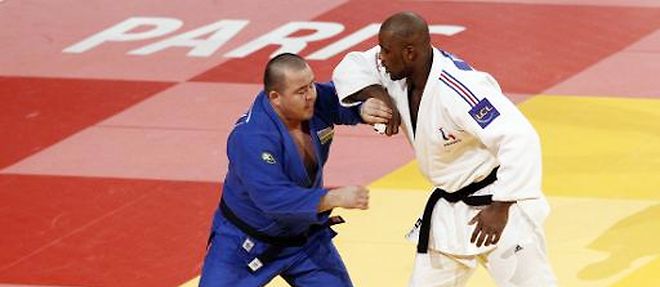 Le Francais Teddy Riner (d) lors du Tournoi de judo de Paris, le 5 fevrier 2012 a Bercy