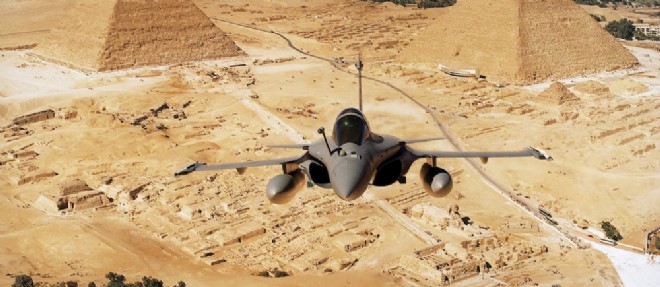 Un Rafale de Dassault survole le desert egyptien, le 23 decembre 2014.