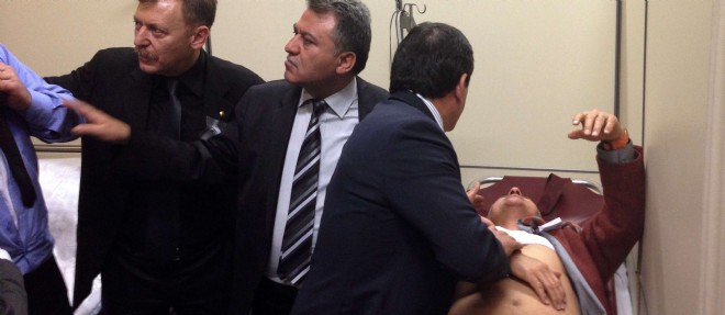 Un depute turc d'opposition est soigne apres avoir ete blesse lors de la violente bagarre au Parlement.