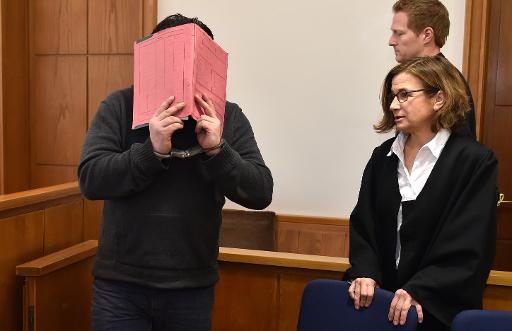 L'infirmier allemand Niels H. (g) et son avocate Ulrike Baumann (d) lors de son proces le 19 fevrier 2015 devant le tribunal d'Oldenburg, en Allemagne