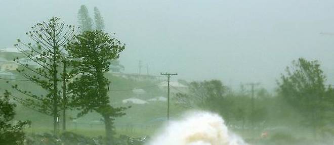 Des vagues poussees par le cyclone Maria se brisent sur la cote australienne, a Yeppoon, dans le nord du Queensland, le 20 fevrier 2015