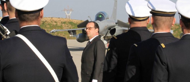 Francois Hollande sur la base aerienne d'Istres le 19 fevrier.