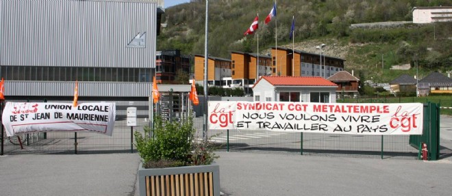 Depuis jeudi, les syndicats CFDT et CGT ont installe des banderoles a l'entree de l'usine.