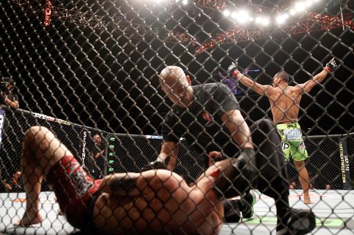Thiago Santos (d) celebre sa victoire par KO au 1er round contre Andy Enz lors d'un combat d'arts martiaux mixtes (MMA), le 31 janvier 2015 a Las Vegas