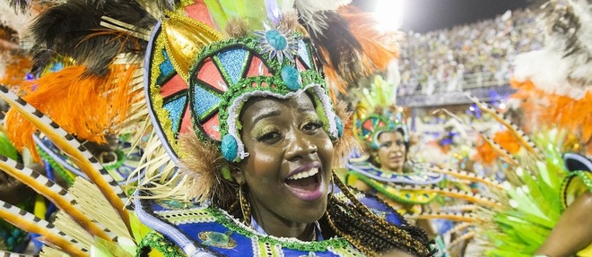 Une danseuse de l'ecole de samba Beija-Flor. Sacree championne lors de ce carnaval de Rio 2015, elle a choisi l'Afrique comme theme.