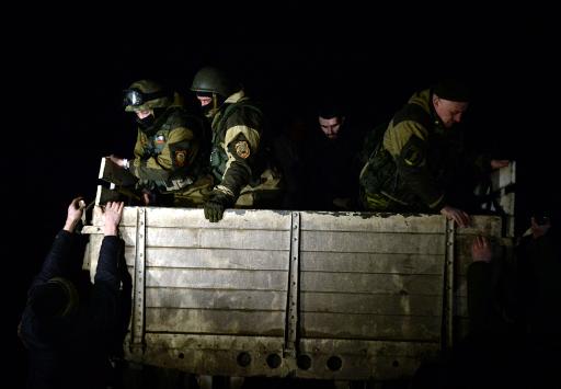 Un prisonnier ukrainien dans un camion militaire lors de l'echange de prisonniers le 21 fevrier 2015 a Frunze pres de Lugansk