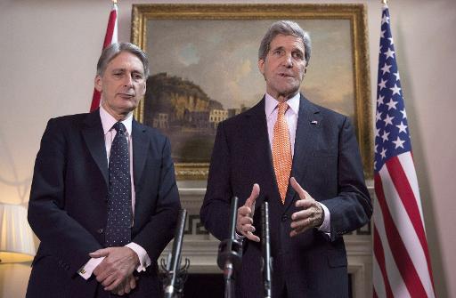 Le secrétaire d'Etat américain John Kerry (d) lors d'une conférence de presse aux côtés du secrétaire du Foreign Office Philip Hammond, le 21 févier à Londres © Neil Hall POOL/AFP