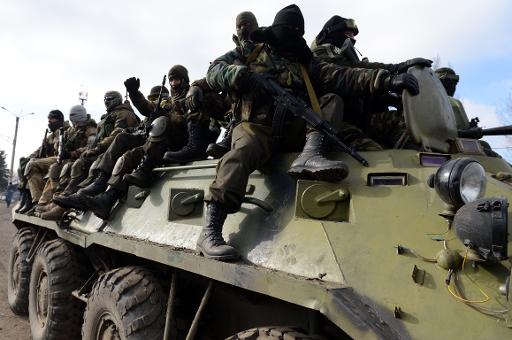 Des rebelles prorusses juchés sur un char ukrainien dont ils se sont emparé le 20 février 2015  à Debaltseve © Vasily Maximov AFP