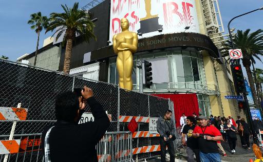 Un homme photographie une grande statue d'un Oscar a Hollywood le 20 fevrier 2015