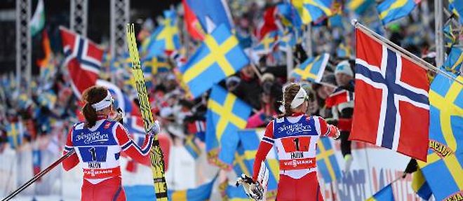 Les Norvegiennes Ingvild Flugstad Oestberg (d) et Maiken Caspersen Falla le 22 fevrier 2015 a Falun en Suede, apres leur titre mondial en sprint
