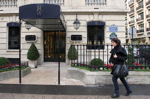 Une femme passe devant la bijouterie Harry Winston a Paris le 5 decembre 2008, au lendemain du deuxieme braquage subie par le celebre joaillier