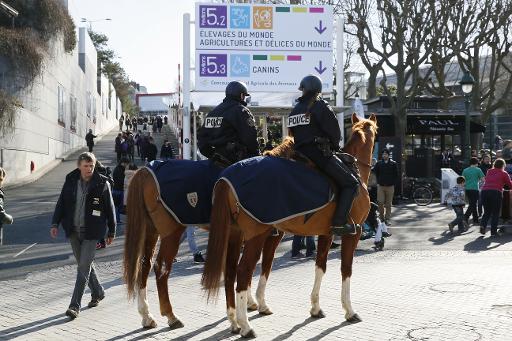 Des policiers patrouillent devant le Salon de l'agriculture a Paris le 22 fevrier 2015
