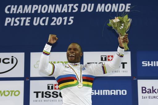 La joie du Francais Gregory Bauge sur le podium, apres son titre mondial conquis en vitesse, le 22 fevrier 2015 a Saint-Quentin-en-Yvelines