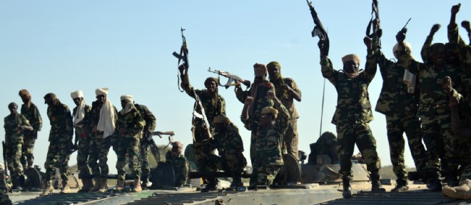 Des soldats tchadiens a la frontiere entre le Niger et le Cameroun reprennent Gamboru a Boko Haram le 1er fevrier.