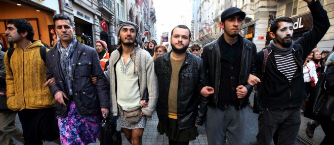 Des hommes manifestent contre les violences faites aux femmes, en Turquie.