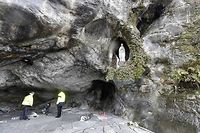 Les habits neufs de la grotte de Sainte-Bernadette &agrave; Lourdes