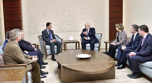 Photo fournie le 25 fevrier 2015 par l'agence syrienne Sana montrant le president syrien Bachar al-Assad (C, G) discutant avec le senateur francais Jean-Pierre Vial (C, D) et d'autres parlementaires francais a Damas
