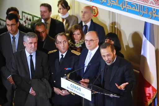 Le ministre de l'Intérieur Bernard Cazeneuve (2eD) au côté du recteur de la mosquée de Bordeaux Tareq Oubrou (D) le 25 février 2015 à Cenon © Nicolas Tucat AFP