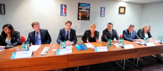Marine Le Pen presente les tetes de liste aux municipales dans le departement. L'un des candidats etait poursuivi pour tentative d'assassinat !