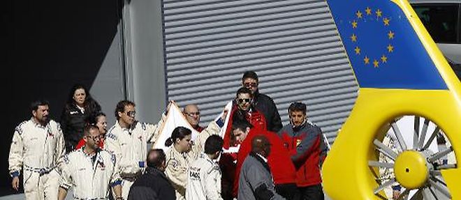 Le pilote espagnol de McLaren Honda Fernando Alonso transporte par le staff medical vers un helicoptere apres son accident aux essais de pre-saison a Montmelo, le 22 fevrier 2015