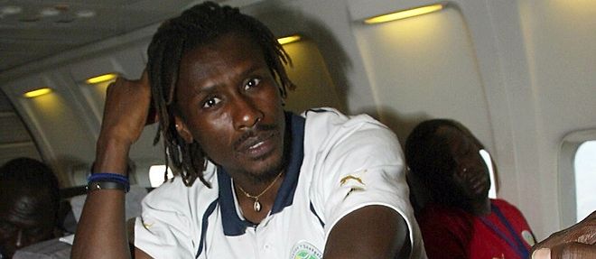 Le joeur senegalais Aliou Cisse a bord d'un avion, le 2 juin 2005, a Brazzaville, ou le Senegal jouera contre le Congo.