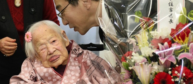 La doyenne de l'humanite, la Japonaise Misao Okawa, a souffle jeudi a Osaka ses 117 bougies.