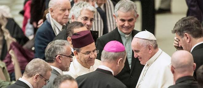 Le 7 janvier, le pape Francois recoit une delegation d'imams francais. Ils apprendront la tuerie de "Charlie Hebdo".