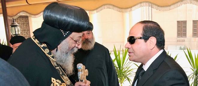 Le 16 fevrier, le president egyptien al-Sissi presente ses condoleances au pope d'Alexandrie apres le massacre des chretiens coptes en Libye.