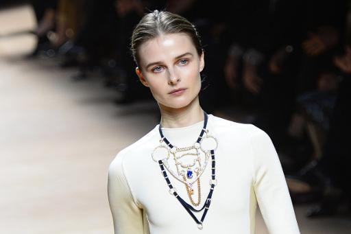 Un mannequin porte une création Hermès à la Fashion week de Paris le 9 mars 2015 © Bertrand Guay AFP