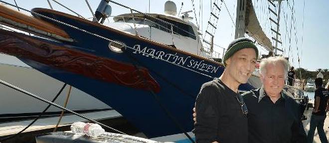 Sam Simon (g), le cocreateur des "Simpsons", et l'acteur Martin Sheen a Marina del Rey en Californie le 18 octobre 2014