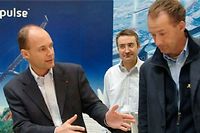 Bertrand Piccard echange avec son equipe au sujet du projet "Solar Impulse" a l'Ecole Polytechnique de Lausanne le 23 novembre 2004. (C)Martin Bureau