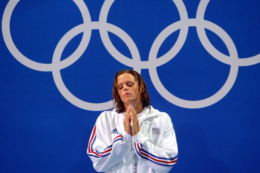 Laure Manaudou médaillée d'or du 400 m nage libre, d'argent du 800 m libre et de bronze du 100 m dos à Athènes, le 15 août 2004 ©  AFP/Archives