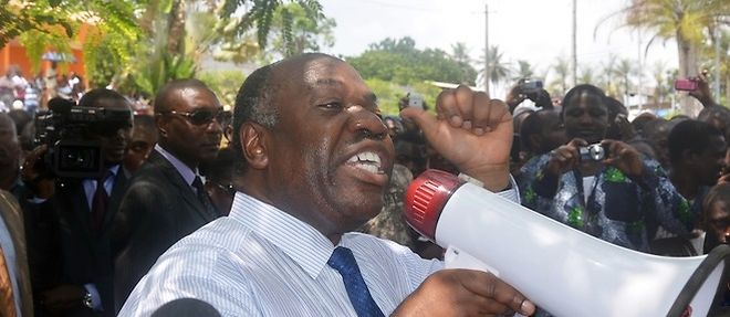 Le president  du Gabon Ali Bongo s'adresse aux etudiants en greve de l'universite Omar-Bongo de Libreville, le 20 mars 2013.