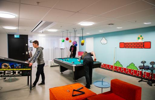Des employés de Spotify se détendent dans la salle de jeux du siège, le 16 février 2015 à Stockholm © Jonathan Nackstrand AFP