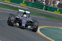 Pour les premières qualifications de la saison de F1, Lewis Hamilton a devancé son coéquipier de chez Mercedes Nico Rosberg.