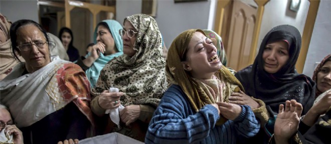 Le 16 decembre 2014, une mere pleure son fils, Mohamed Ali Khan, 15 ans, victime de l'attaque des talibans.