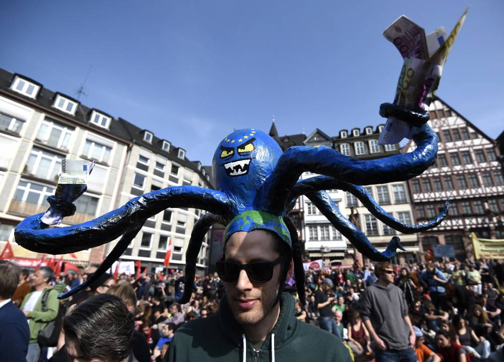 Un manifestant de "Blockupy" avec un chapeau à pieuvre devant la BCE ©  ODD ANDERSEN/AFP