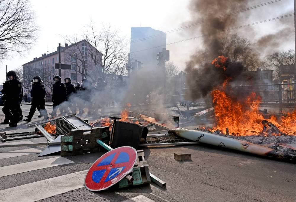 Des voitures et des poubelles ont été incendiées devant le nouvel immeuble de la BCE ©  Marius Becker/dpa/AFP