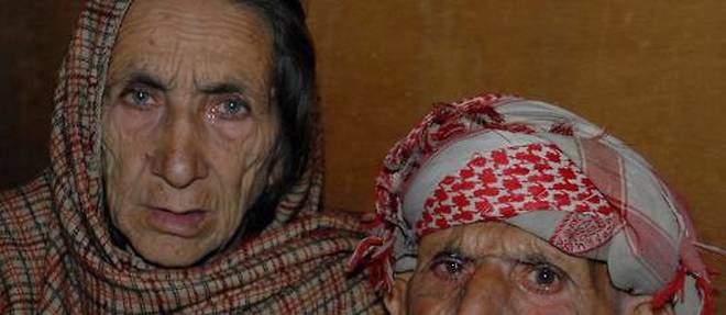Les parents de Shafqat Hussain montrent une photo de leurs fils, le 12 mars 2015 a Muzaffarabad, la capitale du Cachemire pakistanais