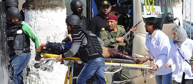 Une victime de l'attentat du musee du Bardo en train d'etre evacuee.