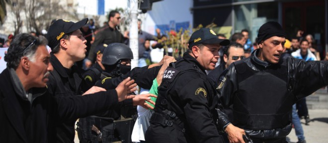 Des policiers lors de l'attaque du musee du Bardo a Tunis.