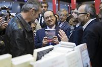 Bain de culture pour Hollande au Salon du Livre