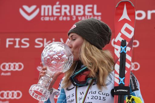 L'Americaine Mikaela Shiffrin embrasse son globe de cristal apres avoir remporte l'epreuve du slalom des finales de Meribel, le 21 mars 2015