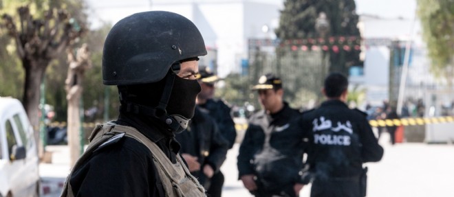 Des policiers devant le musee du Bardo a Tunis, apres l'attaque qui a coute la vie a 21 personnes.