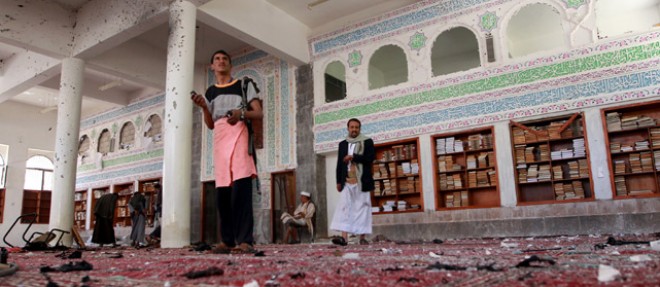 La mosquee Badr, dans le sud de Sanaa, frappee par deux attaques kamikazes le 20 mars 2015.